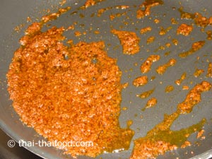 Currypaste in Öl erhitzen