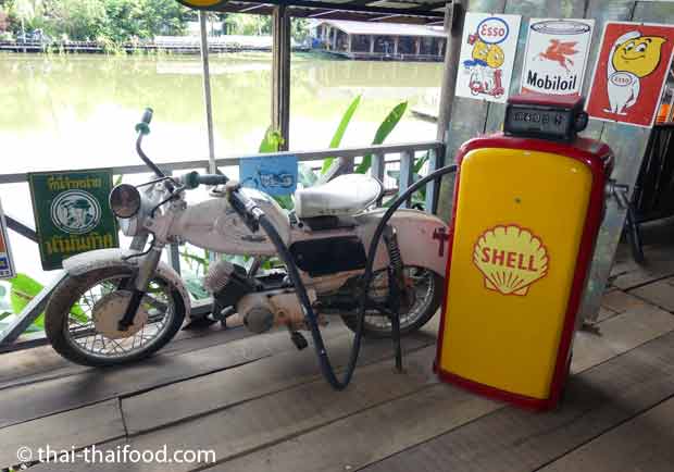 Alte Benzinzapfsäule aus Thailand