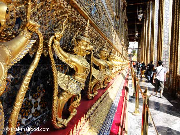 Prasar Phra Thepbidorn im Wat Phra Kaen