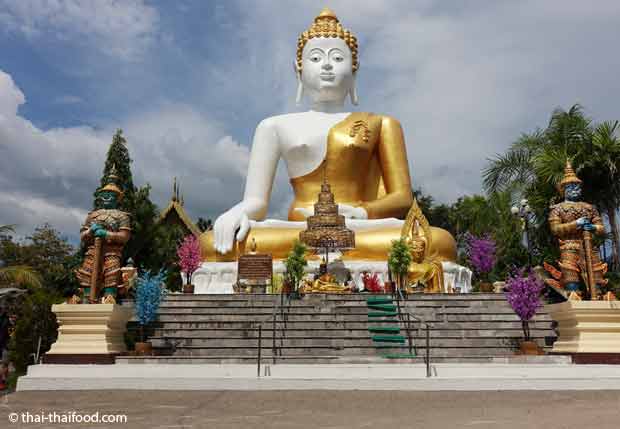 Buddha Statue im Tempel des goldenen Berges