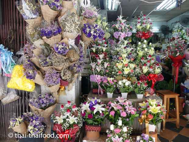 Einen Blumenstrauss im Blumenmarkt Pak Khlong Talad kaufen