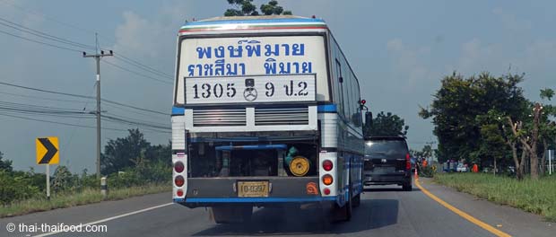 Bus in Thailand lässt Motor kühlen