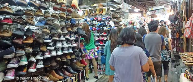 Schuhverkauf auf dem Chatuchak Markt