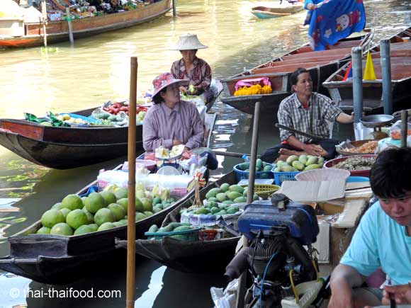 Thai Frauen in Booten