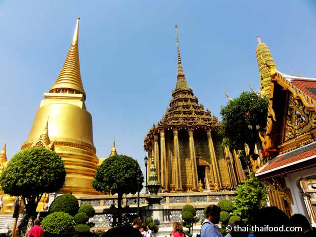 Die verschiedenen Gebäude in der Tempelanlage des Wat Phra Kaeo