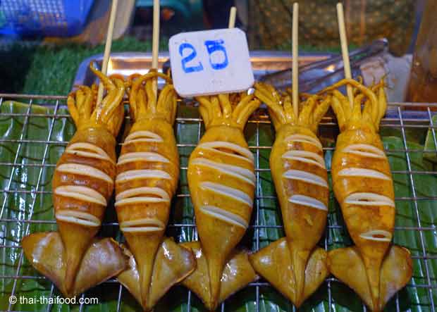 Tintenfische gegrillt auf dem Thai Markt kaufen