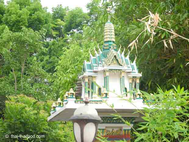 San Phra Phum im Grünen