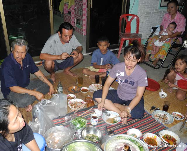 Auf dem Boden Essen in Thailand