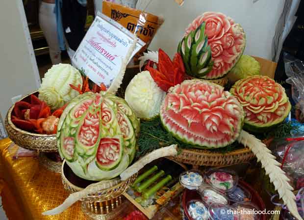 Gemüseschnitzkunst zum Songkran Fest im Wat Srinagarin