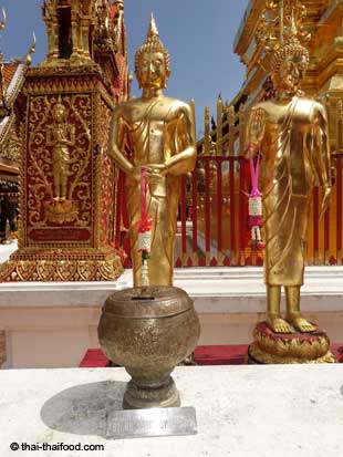 Goldene Statuen am Chedi
