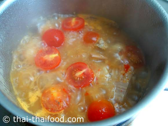 Thai Tomaten zum Khanun Curry geben