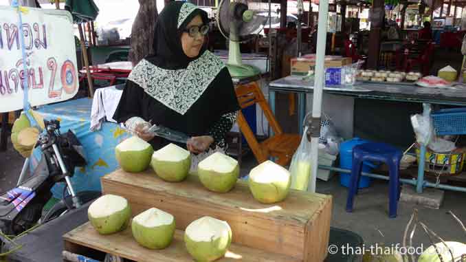 Kokosnusswasser aus jungen Kokosnüssen für 20 Baht