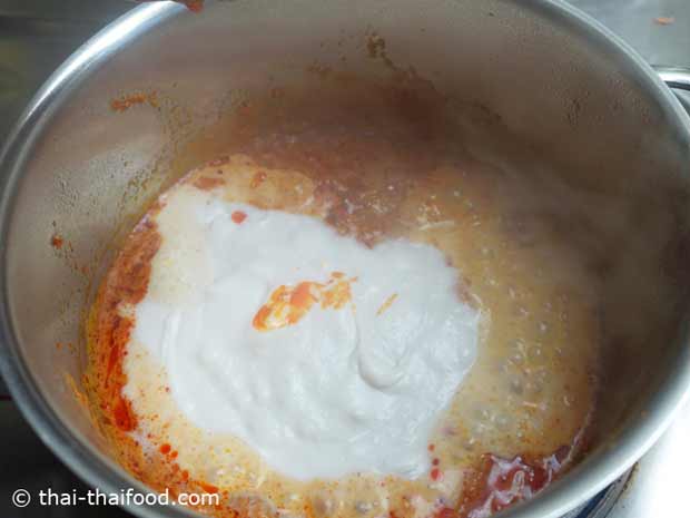 Kokosmilch aufkochen mit Roter Curry Paste