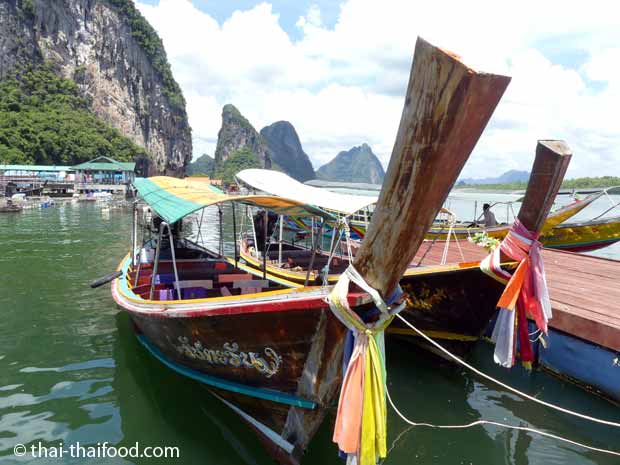 Thailändische Longtailboote am Bootssteg der Insel Koh Panyee