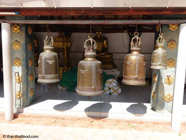 Buddhistische Glocken im Tempel des Goldenen Berges