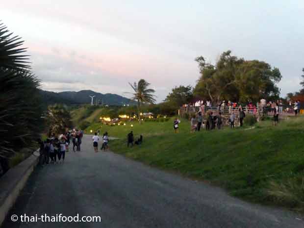 Promthep Cape Restaurant und Promthep Cape Terrasse bei Sonnenuntergang