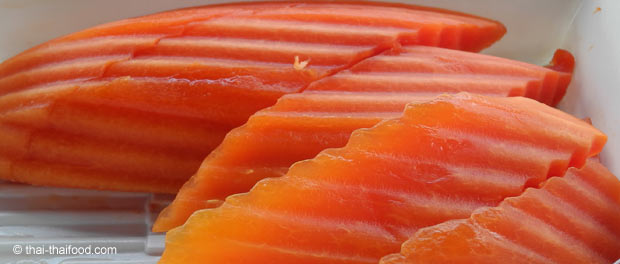 Reife Papaya geschält mit Papaya Slicer