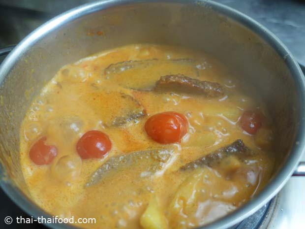 Rotes Thai Curry kochen