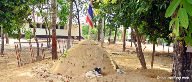 Aus Sand bebaute Chedis zum Songkran Fest