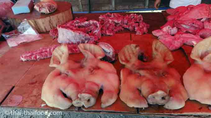 Schweinemaske kaufen auf den Thai Märkten. 