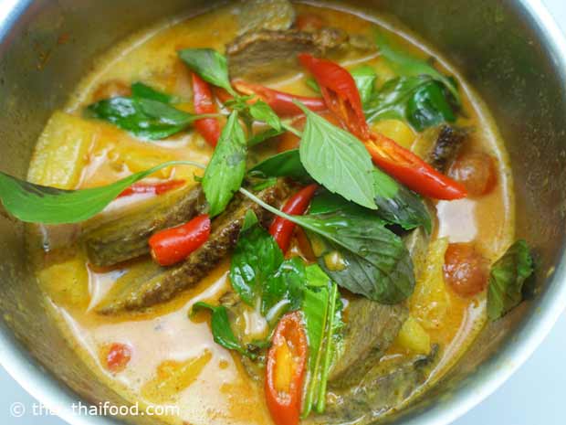 Thai Basilikumblätter im roten Thai Curry