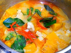 Die Blätter behutsam in das Thai Curry einrühren