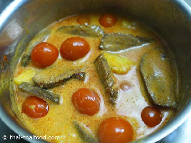 Rotes Thai Curry mit gegrillter Ente kochen