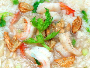 Leckere Thai Reissuppe mit Shrimp