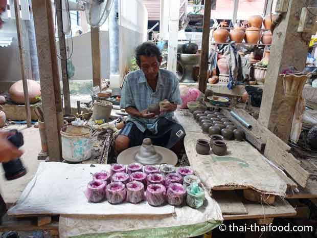 Thai beim Töpfern Koh Kret