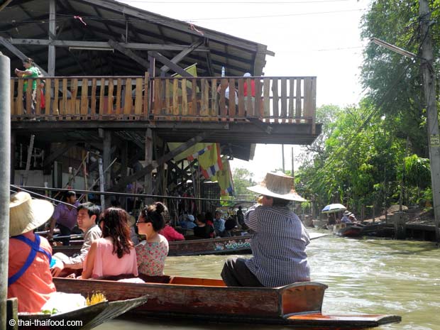 Traditioneller Thai Hut auf dem Floating Market