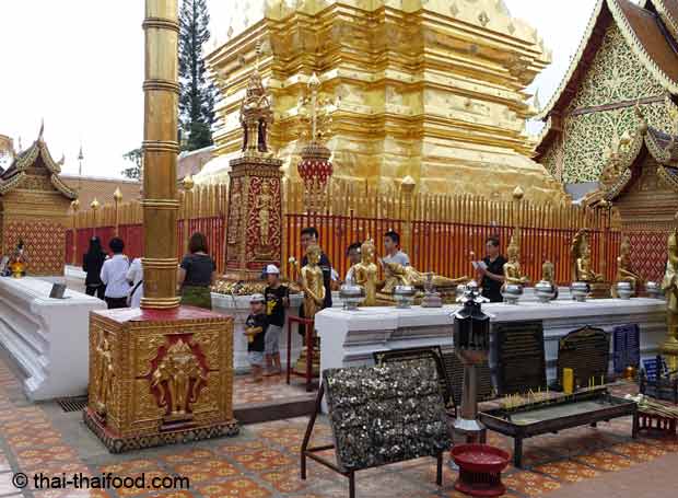 Chedi Wandelgang im Wat Doi Suthep 