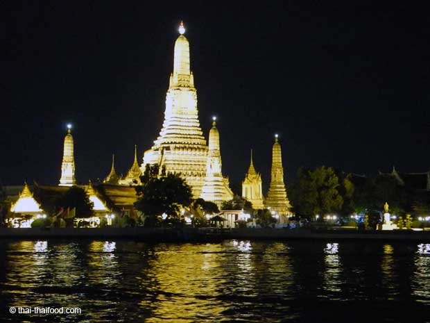 Wat Arun bei Nacht vom Chao Phraya Fluss aus fotografiert