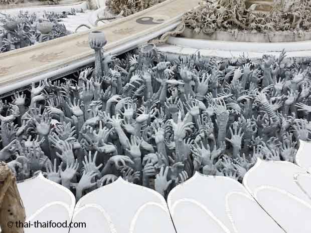 Weißer Tempel Chang Rai - Hände aus der Unterwelt