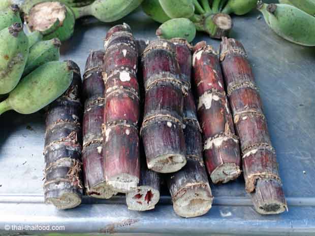 Straßenverkauf von Zuckerrohr und Bananen in Thailand