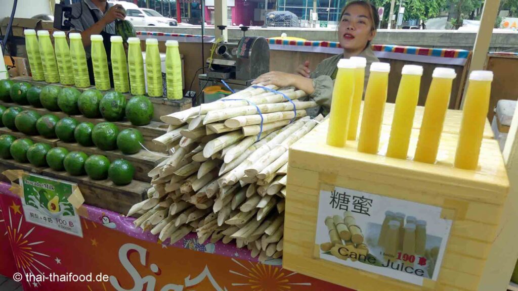 Strassenstand mit frisch gepressten Zuckerrohrsaft