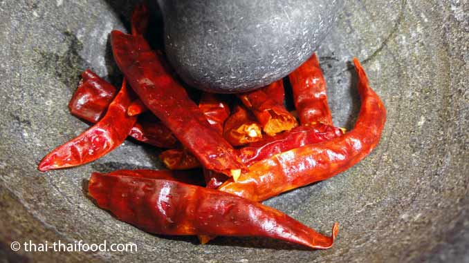 Getrocknete Thai Chilis mörsern