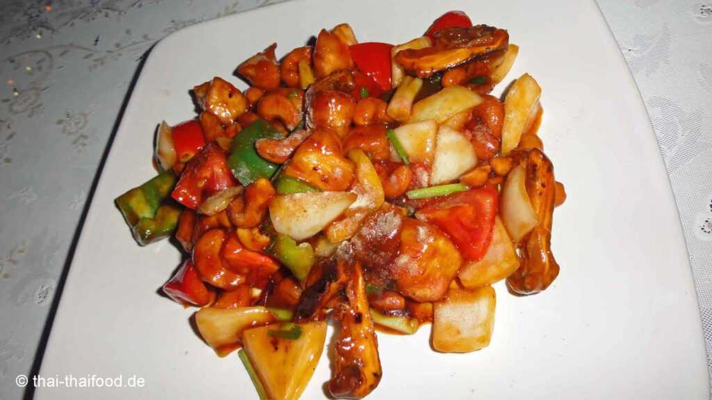 Stir-fried Chicken with Cashew Nuts – in Thai cuisine oft als "Gai Pad Med Mamuang" bekannt – ist ein beliebtes Wok-Gericht, das durch zartes Hähnchenfleisch, geröstete Cashewkerne, knackige Paprika, Zwiebeln und eine pikant-süße Sauce besticht. 